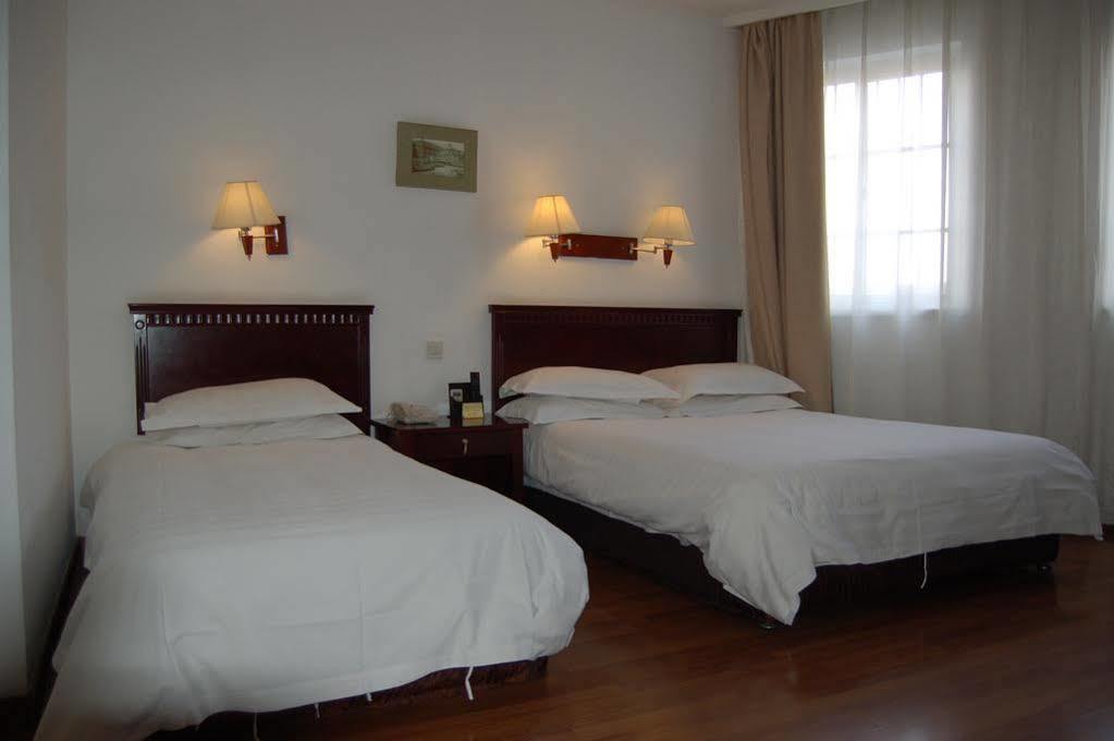 Lakeside Holiday Inn Шанхай Екстериор снимка