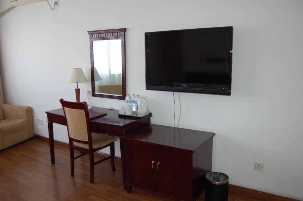 Lakeside Holiday Inn Шанхай Екстериор снимка