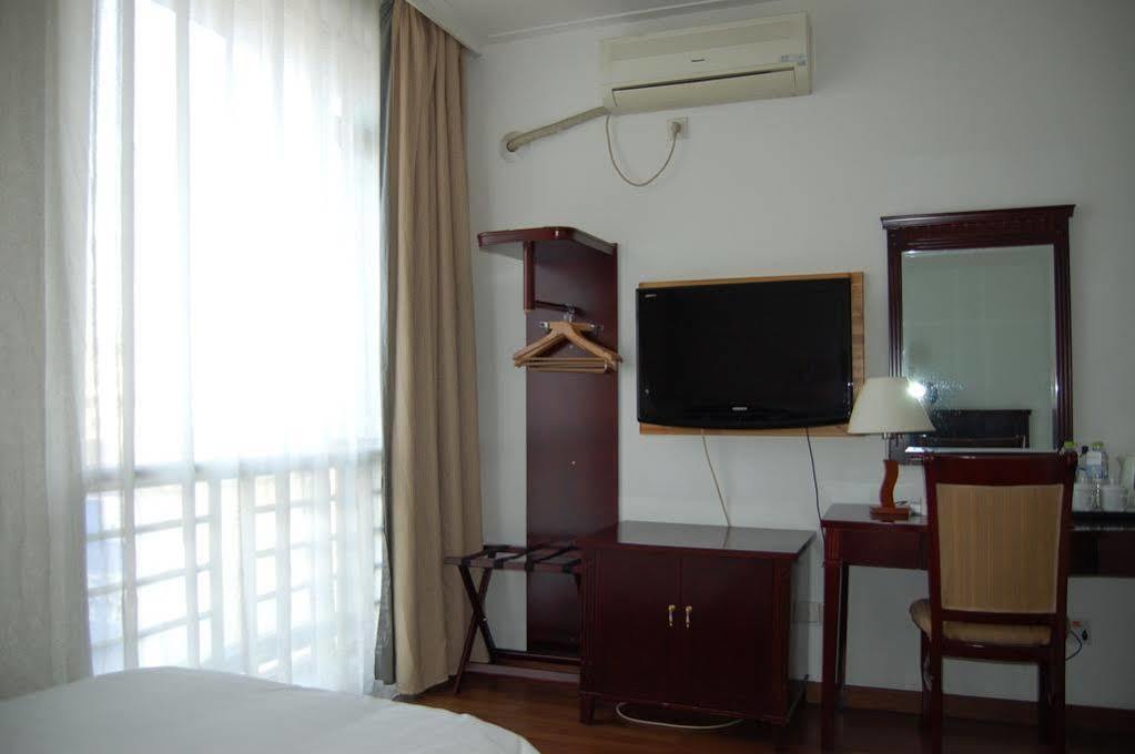 Lakeside Holiday Inn Шанхай Екстериор снимка
