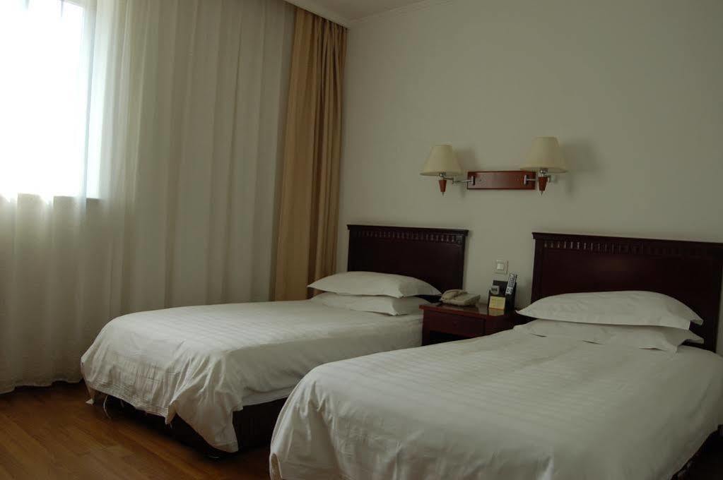 Lakeside Holiday Inn Шанхай Екстериор снимка